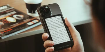 Xteink X4: Khi máy đọc sách mini trở thành phụ kiện dán điện thoại