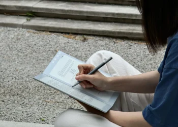 Inkleaf – Cỗ Máy E-Ink Màn Hình Kép Gập Độc Đáo Chuẩn Bị “Khuấy Đảo” Kickstarter